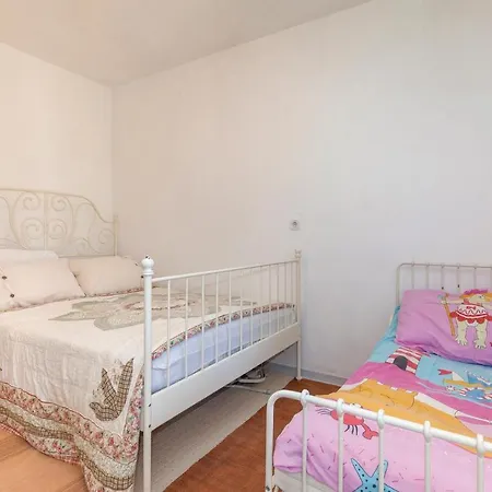 Appartement In With 1 Bedrooms&wifi Novi Vinodolski